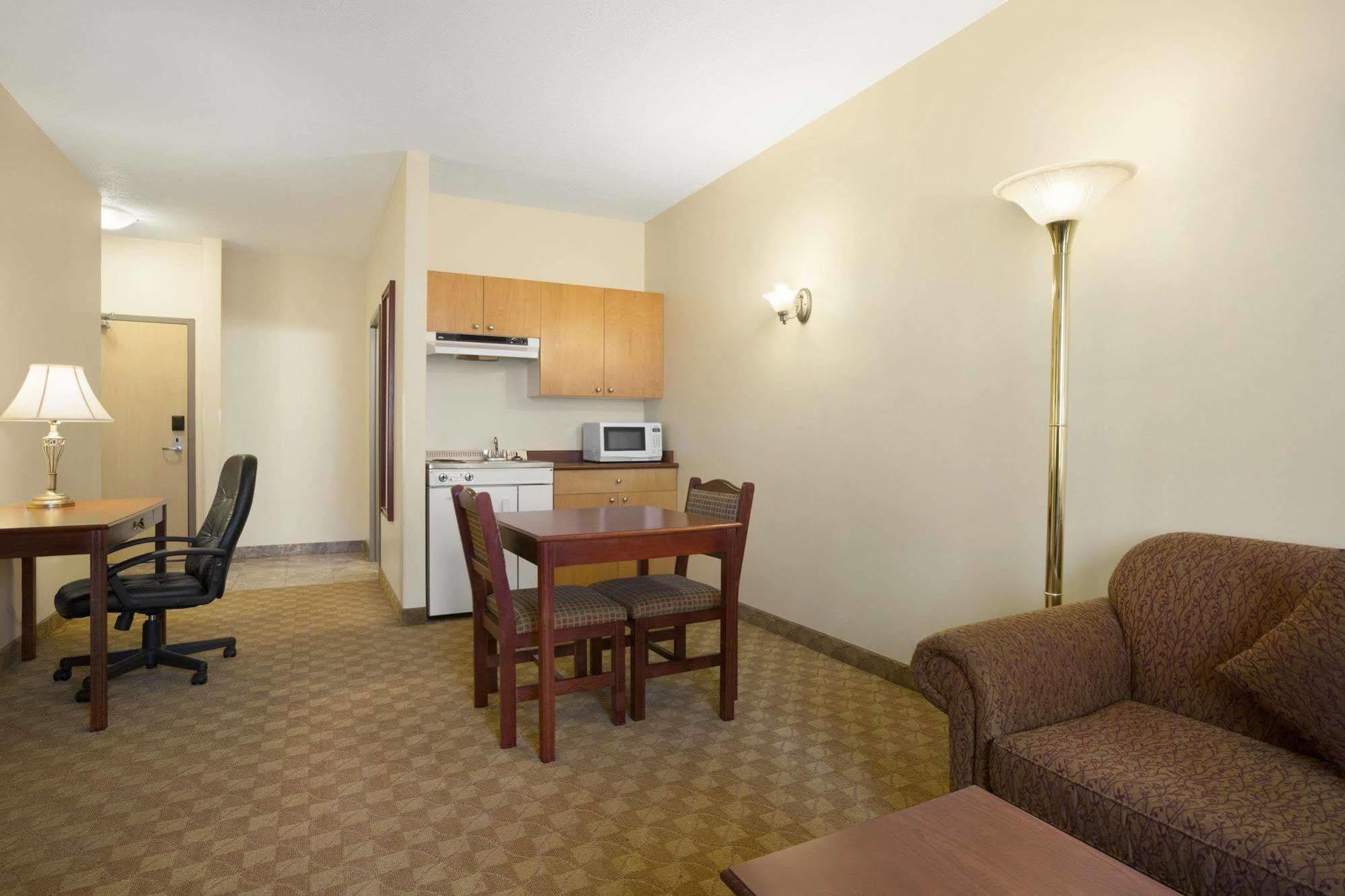 Days Inn By Wyndham Dawson Creek Kültér fotó